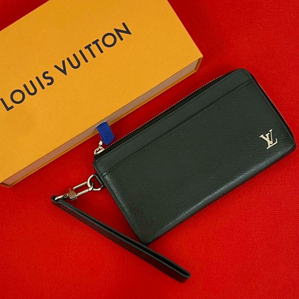 Louis Vuitton Zippy Dragonne Taiga Wallet - Picture 1 of 10